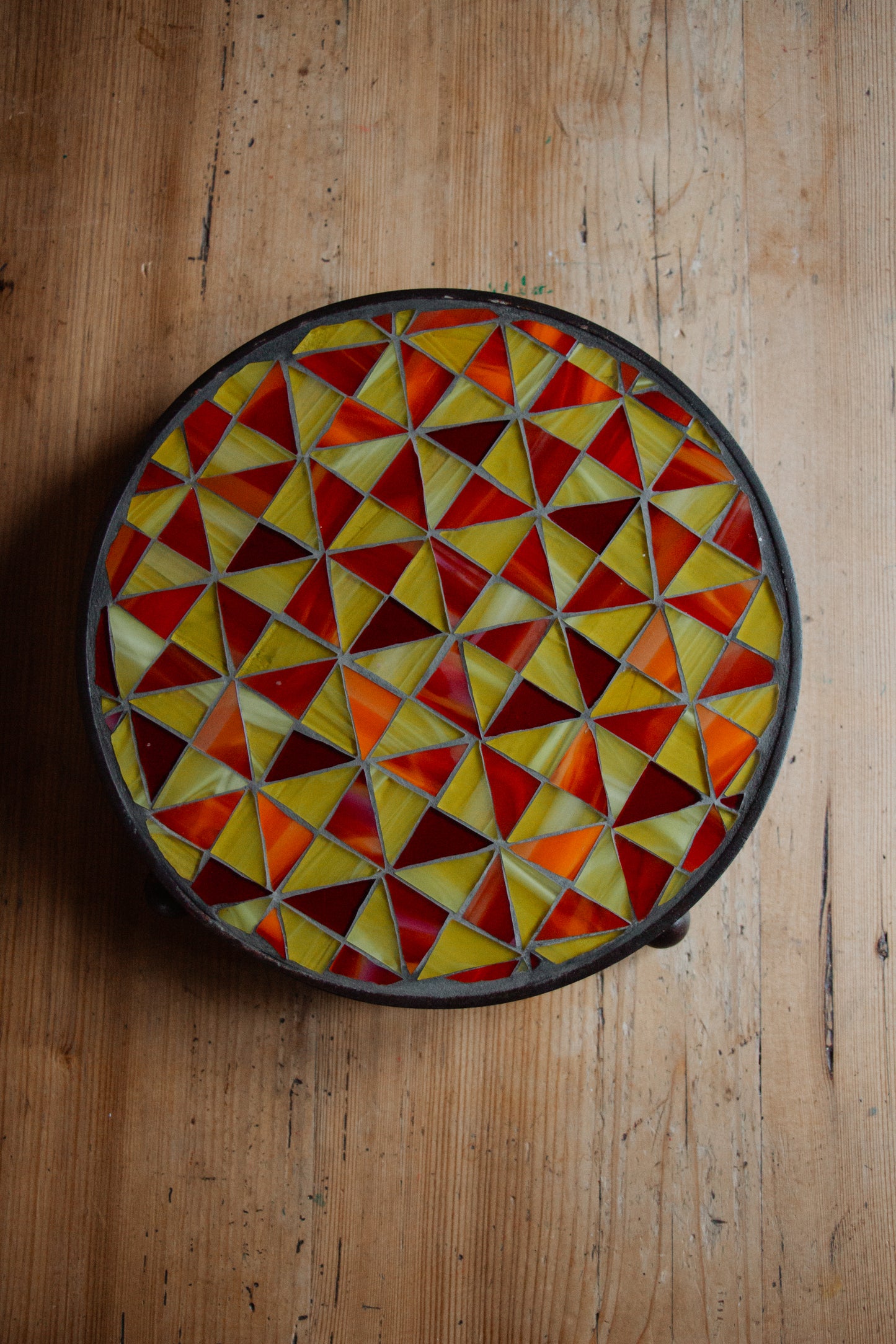 **AKTION ** Runder Untersetzer mit Glasmosaik gelb rot Dreiecke