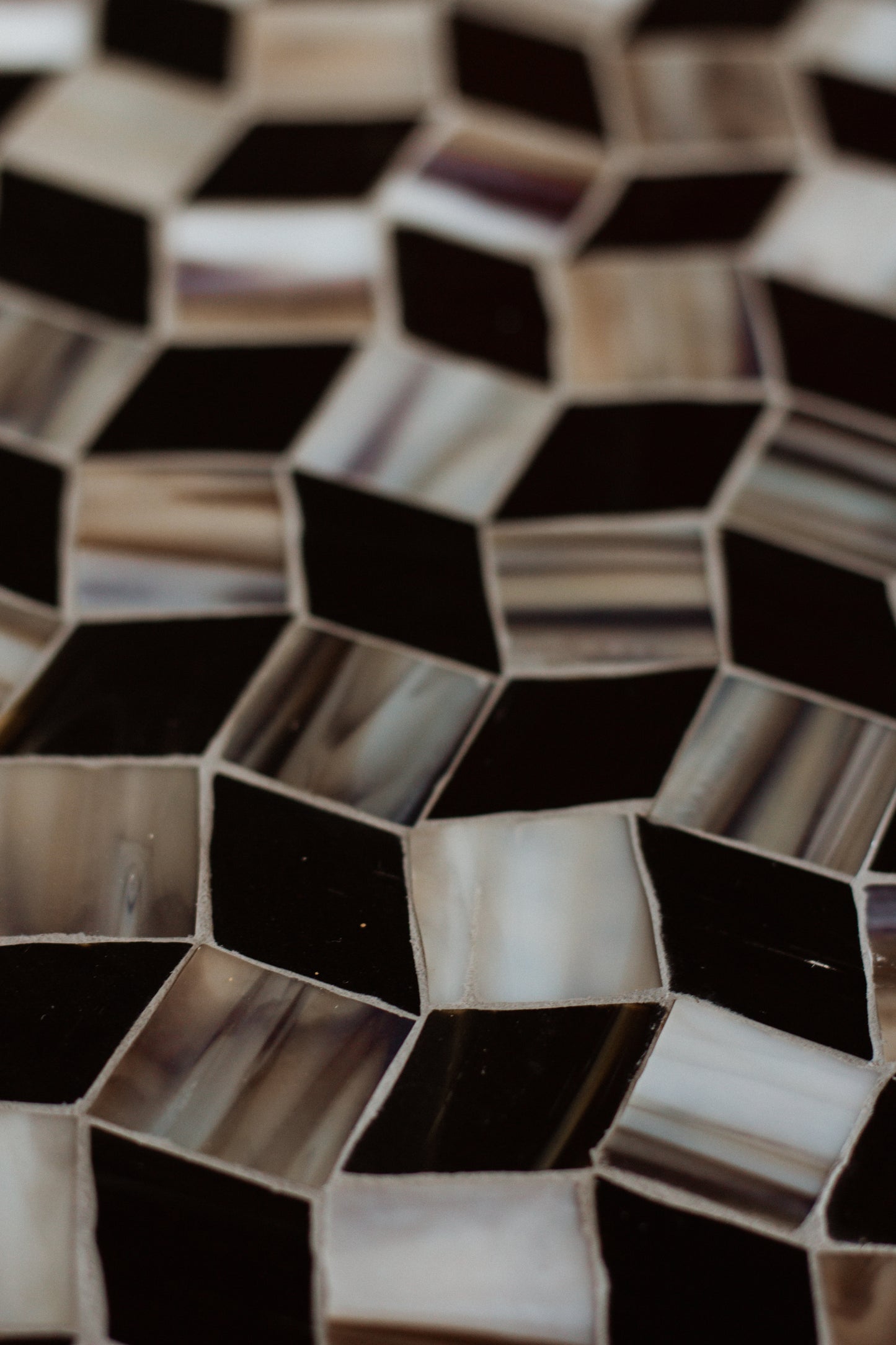 **AKTION** Runder Untersetzer mit Glasmosaik schwarz-rotbraun