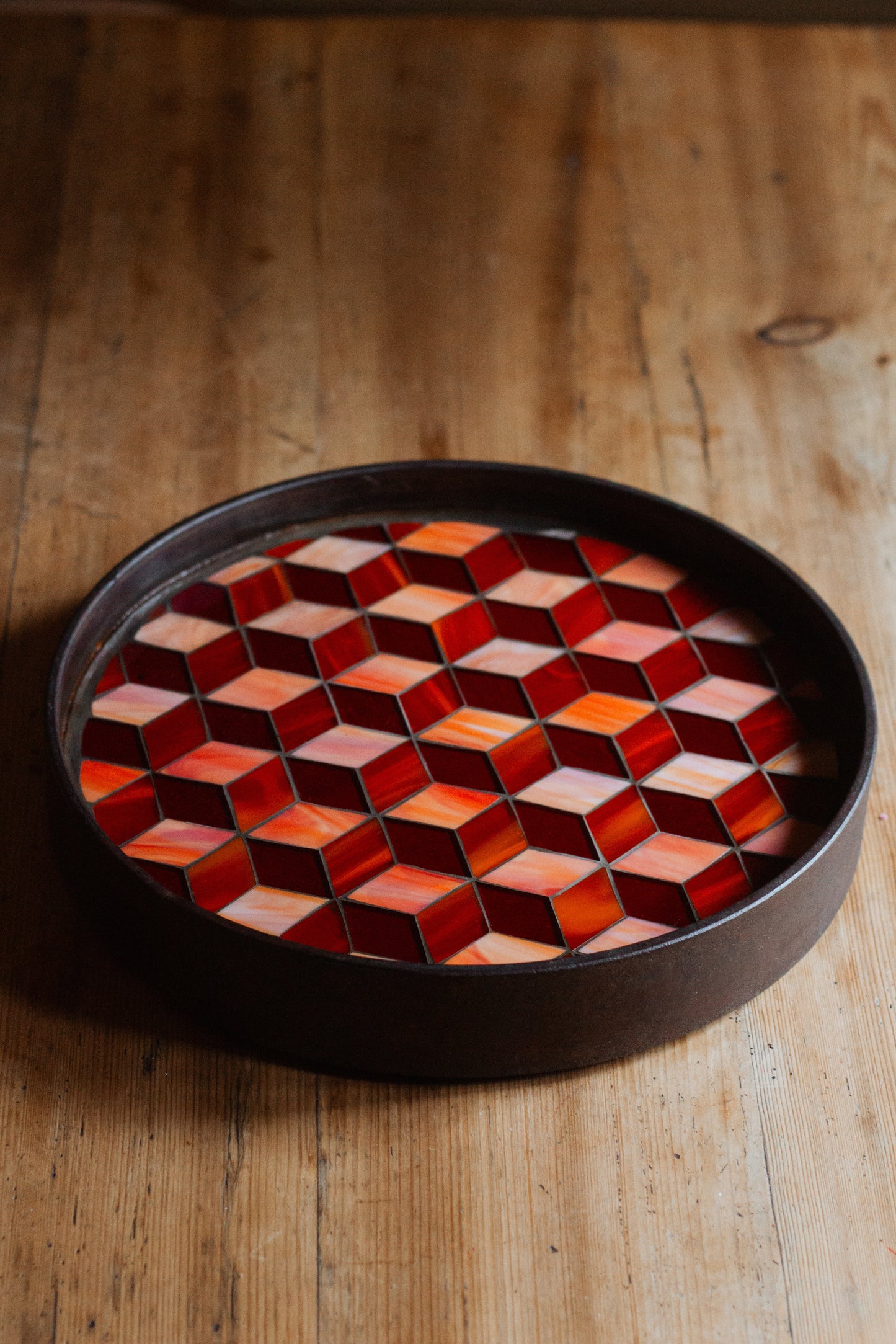 Schalen.Tisch Rote Rauten