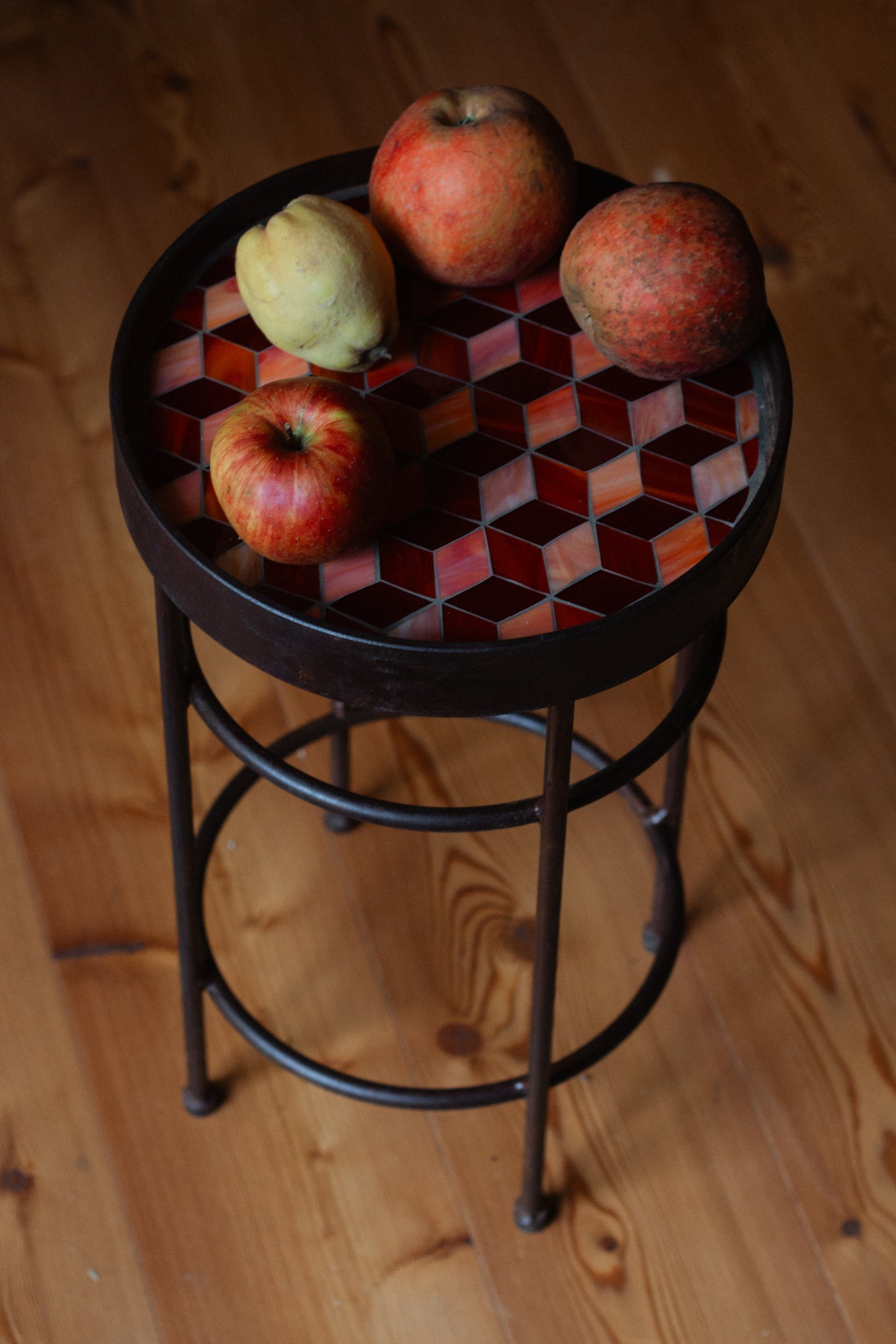 Schalen.Tisch Rote Rauten