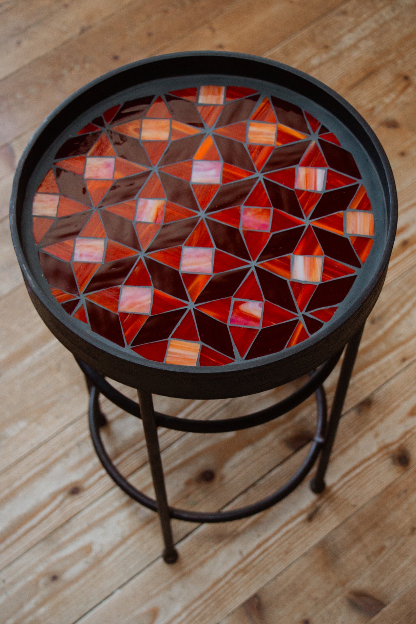 Schalen.Tisch Feuerrot