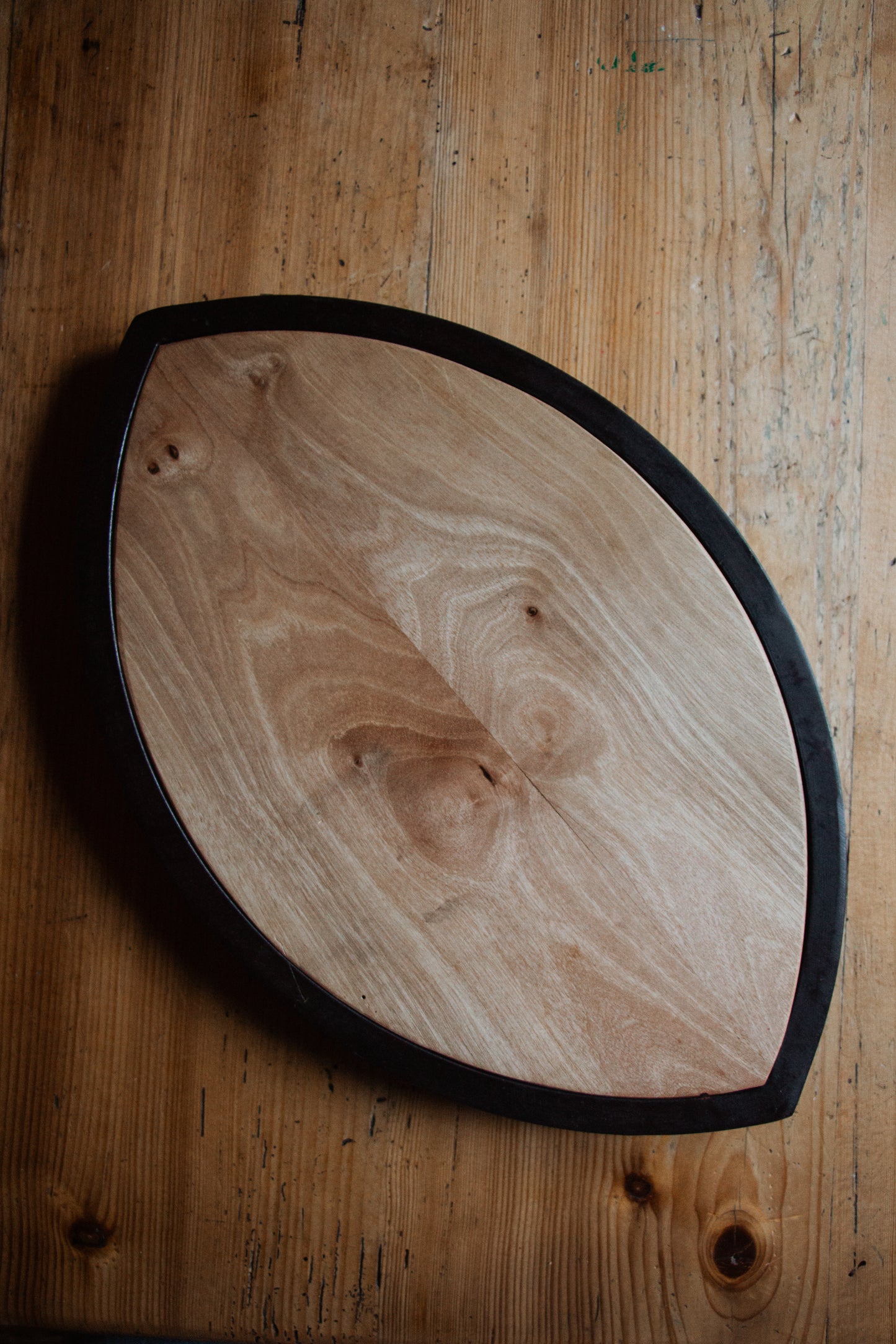 Untersetzer Holz in Blattform mit Metallrahmen 34 cm