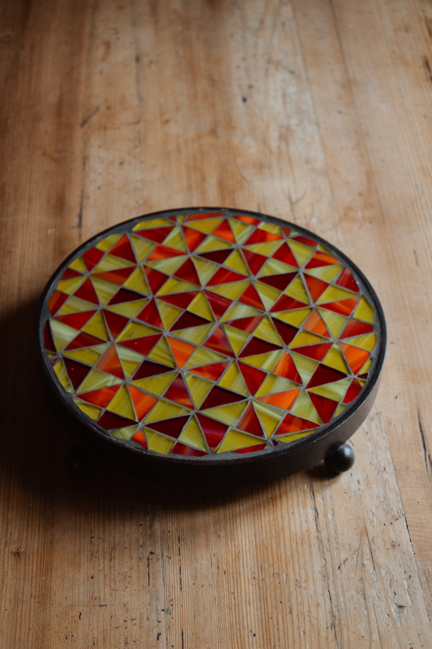 **AKTION ** Runder Untersetzer mit Glasmosaik gelb rot Dreiecke