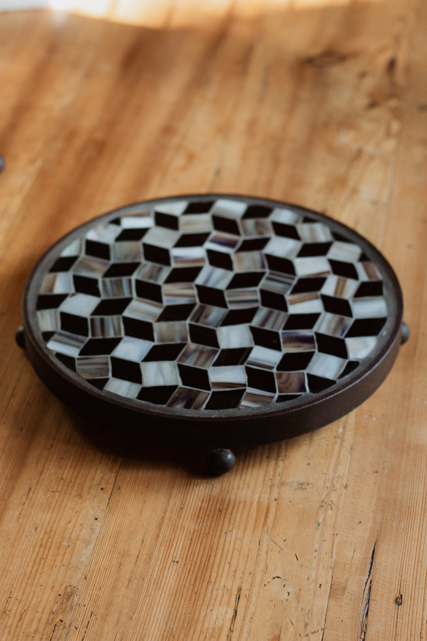 **AKTION** Runder Untersetzer mit Glasmosaik schwarz-rotbraun