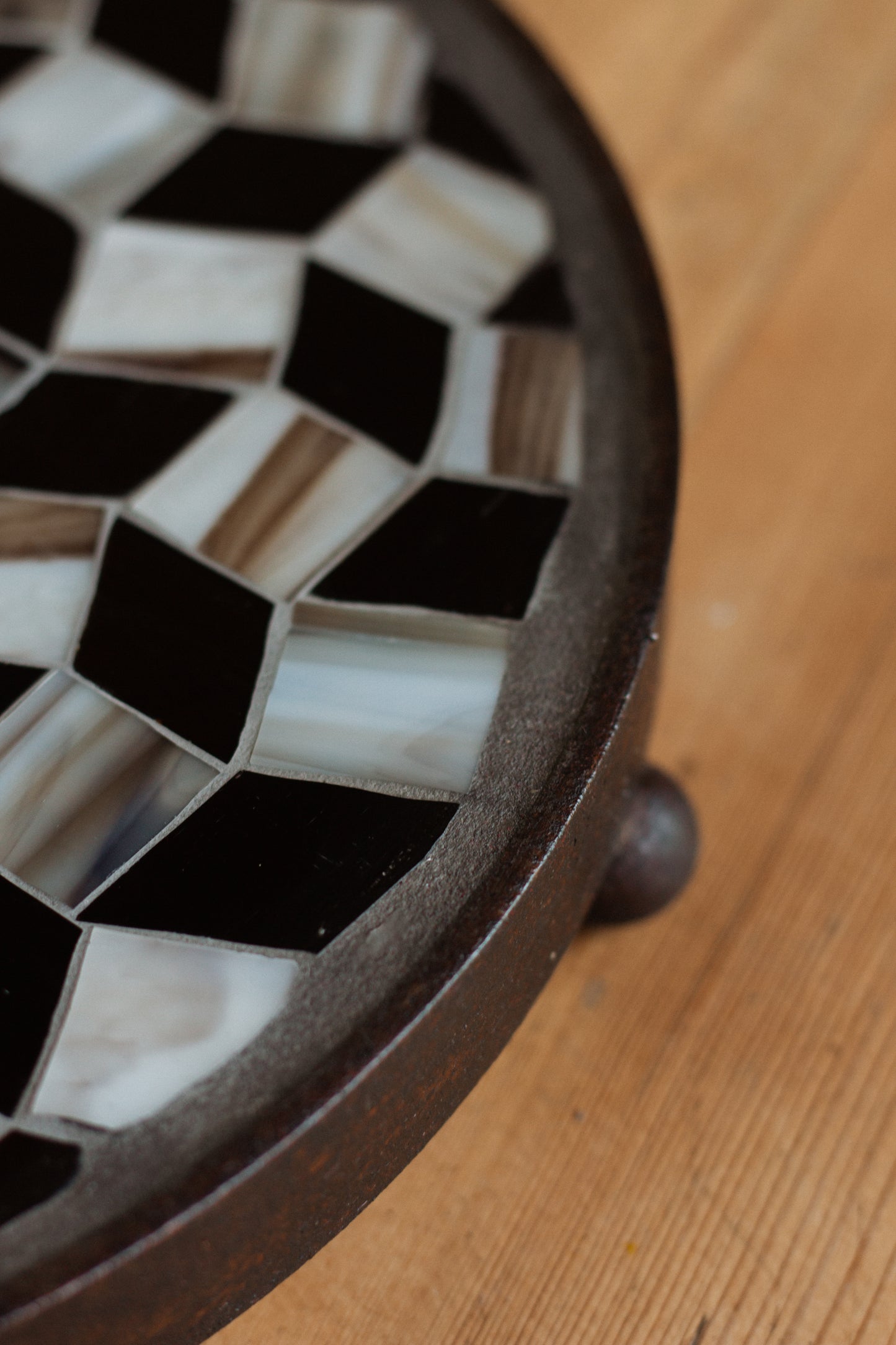 **AKTION** Runder Untersetzer mit Glasmosaik schwarz-rotbraun